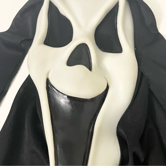 Scream Smiling Ghost Face Mask Fun World Div Glow in the Dark Halloween - Picture 15 of 16